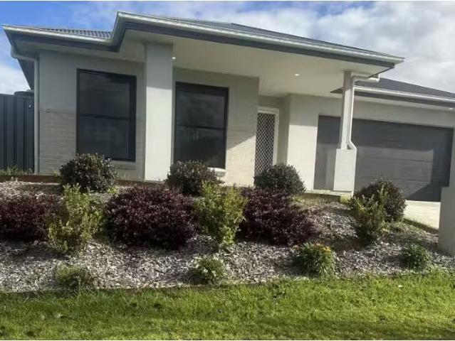 3 Stemming Street, Bellbird House for rent Listed by Julia Oc.