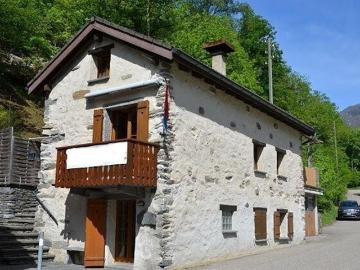 3 stöckiges rustikales Haus mit grosser Terrasse und kleinem Garten / Bel rustico di 3 piani con grande terrazza e piccolo giardino