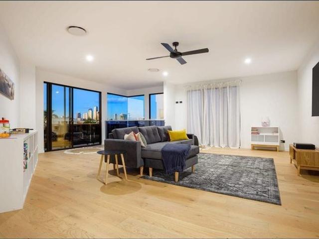 3 Storey Waterfront Home with Sweeping Views and Prime Location