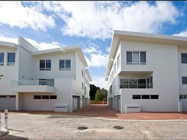 3 STOREY SPACIOUS TOWNHOUSE IN STRATEGIC NEAR CITY CENTRAL LOCATION