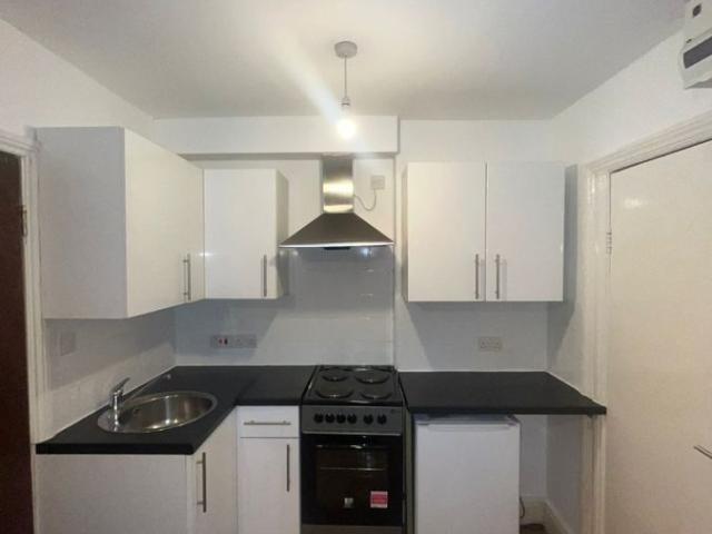 Shepherds Bush Road, London W6, Studio to rent, £1,250 pcm | PrimeLocation