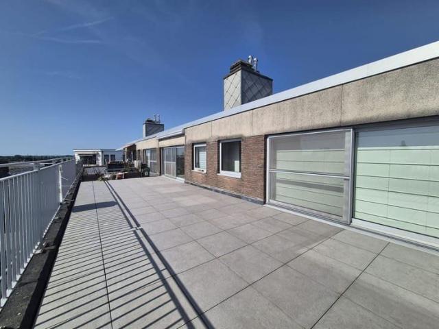 3 slaapkamer appartement met zeer groot terras huur in het c
