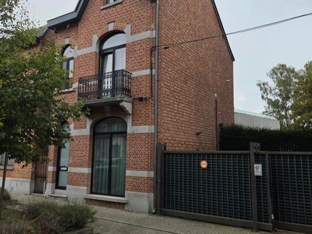 3 slaapkamer huis met 2 autostaanplaatsen in centrum Hasselt