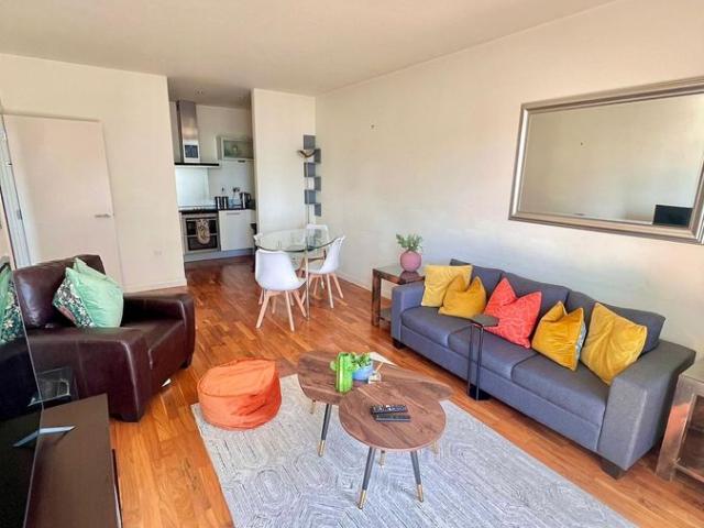 3 South Quay Square, London, Canary Wharf E14, 1 bed flat to rent, £2,500 pcm | PrimeLocation