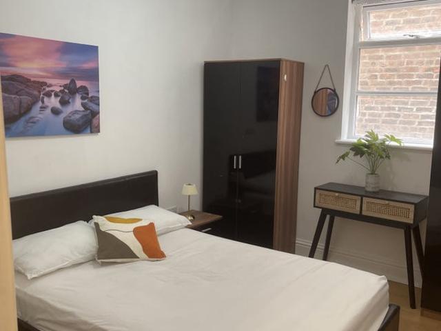 3 Spacious large double rooms comes with a piano