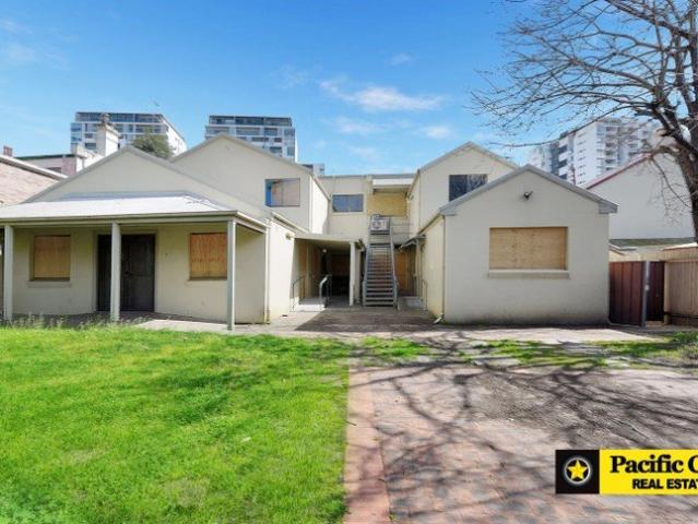 3 TERRACES CONVERTED IN TO 16 ROOMS BOARDING HOUSE