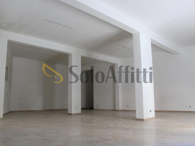 3 vetrine bilocale 160mq