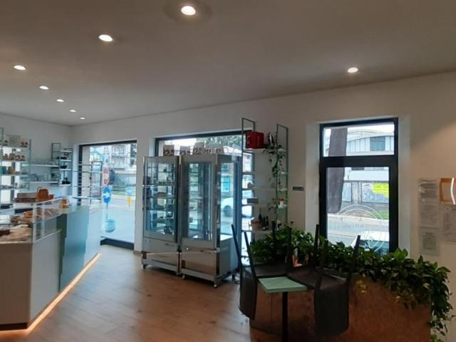 3 vetrine Via Milano 94 trilocale 200mq