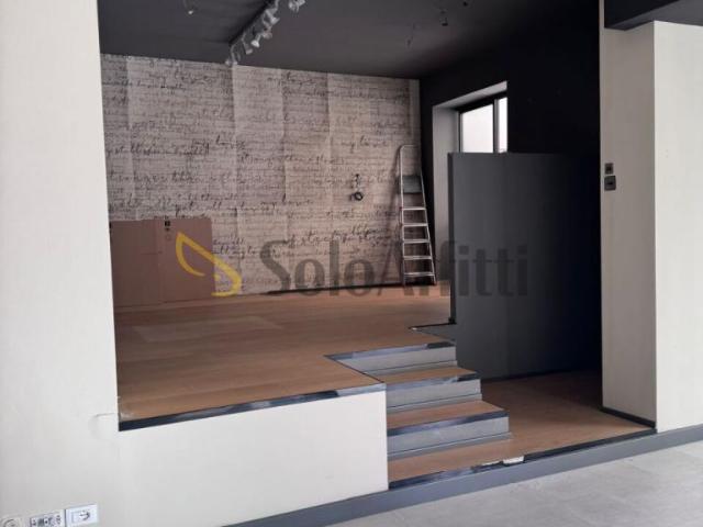 3 vetrine Via Fernando Francesco d´Avalos monolocale 80mq