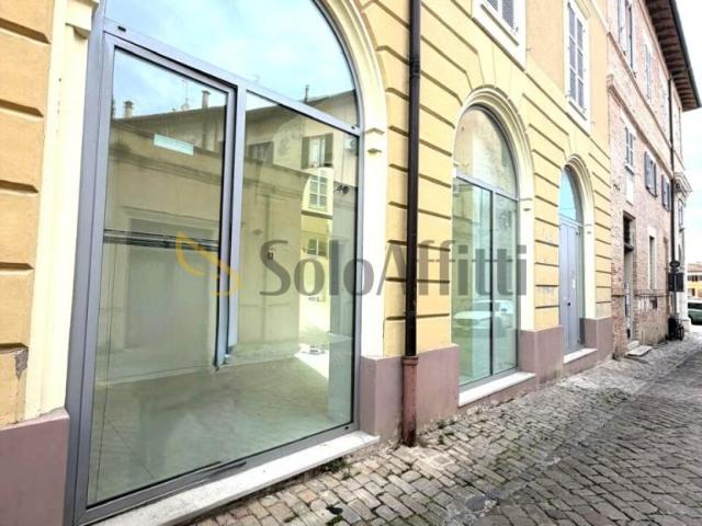 3 vetrine monolocale 28mq