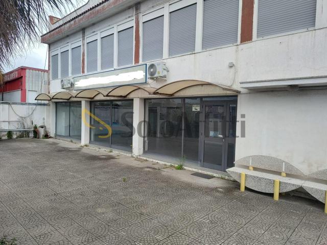 3 vetrine Via Vittime del l´Amianto monolocale 160mq