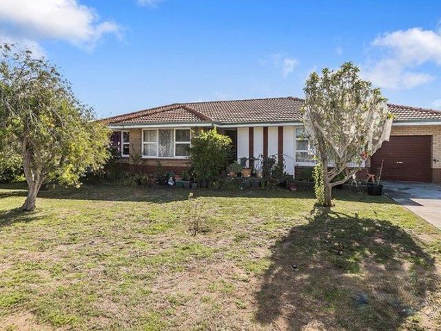 3 x1 Family home with spacious yard POOL NOT INCLUDED
