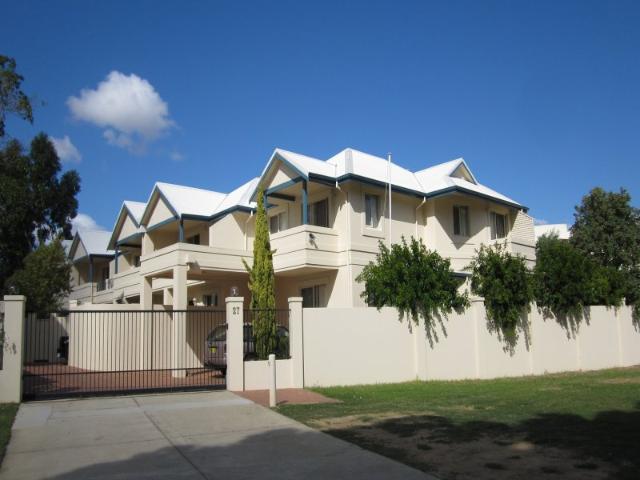 3 x 2 TOWNHOUSE WITH RIVER VIEWS