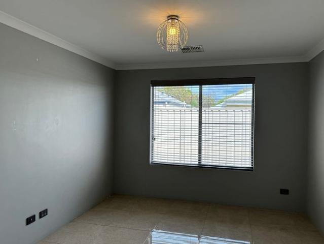 3 x 2 HOUSE WITH THEATRE AND STUDY IN DUDLEY PARK