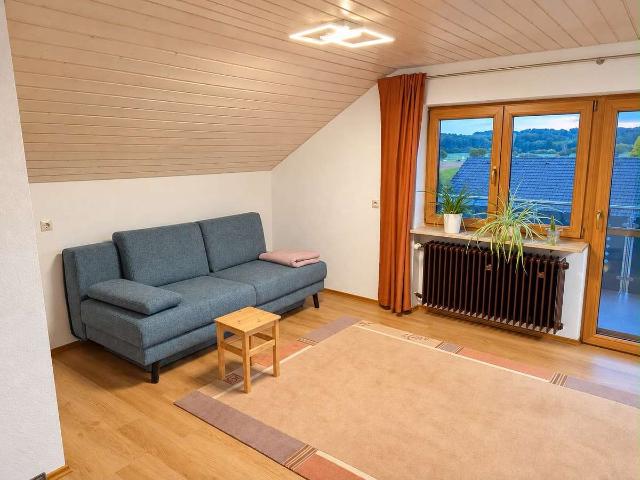 3 Zi. Dachgeschosswohnung mit Balkon zu vermieten