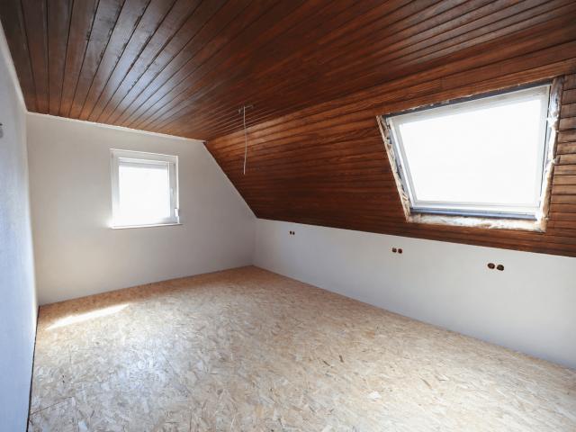 3 Zi. Dachgeschosswohnung mit zusätzlich ca. 43 m² Bühnengrundfl. Galerie od. Maisonette Potenzial