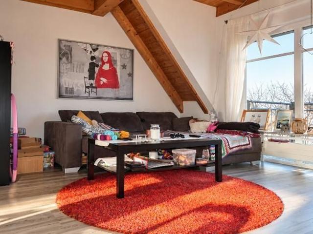 3 Zi. DG 2. OG Wohnung mit 2 Bädern, Balkon und 2 Stellplätzen