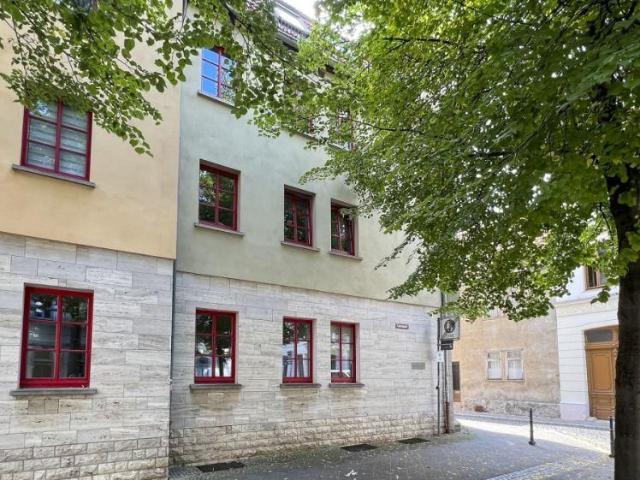3 Zi. Whg. mit Blick auf den historischen Kornmarkt – zentral und mit EBK