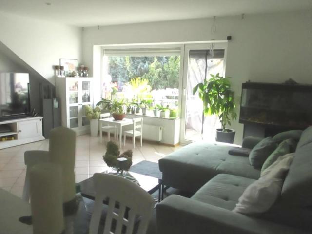 3 Zi.Wohnung mit Balkon, Atelierzimmer, kl. Garten, Gartenhaus u. Garage im 4.Fam. Haus
