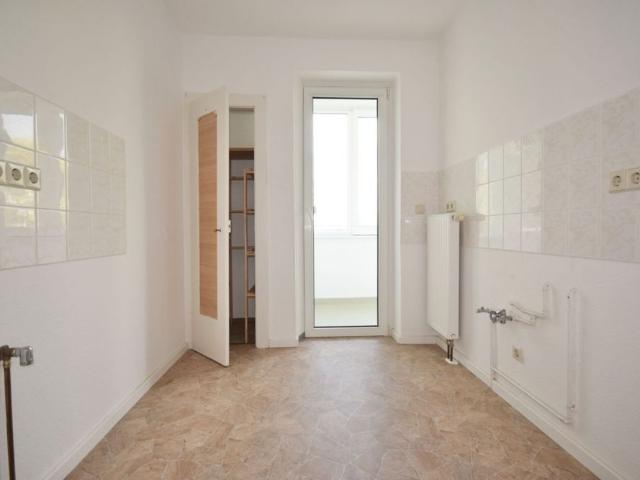 3 Zimmer • verglaster Balkon • Hochparterre • Tageslichtbad mit Wanne • grüner Hausgarten • TOP !