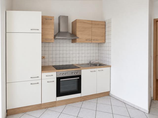 3 Zimmer Whg mit BALKON, EBK, Laminat, Badewanne, ab sofort
