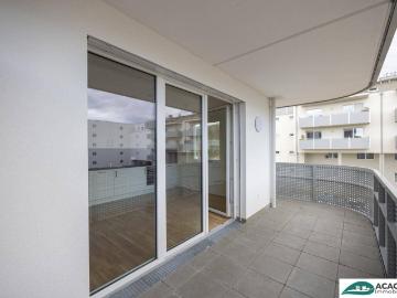 3 Zimmer Wohnung mit Tageslicht Bad und Eck Balkon zum Wohlfühlen! Leben im Grünen, aber nahe der Stadt! Tiefgaragenplatz optional verfügbar!