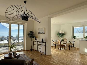 3 Zimmer Wohnung mit Terrasse und grandiosem Blick über den See und zum Traunstein! UNMÖBLIERT, ERSTBEZUG & PROVISIONSFREI!