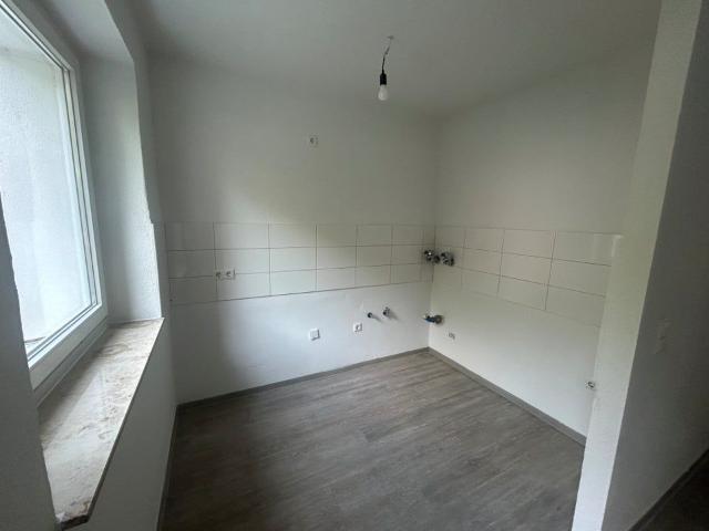 3 Zimmer Wohnung mit Wand und Bodenbelag