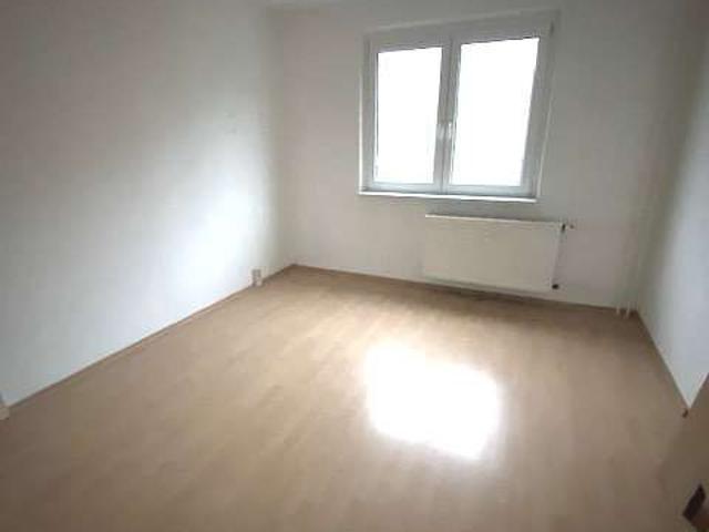 3 Zimmer Wohnung mit Badewanne, offene Küche – Wohnberechtigungsschein erforderlich