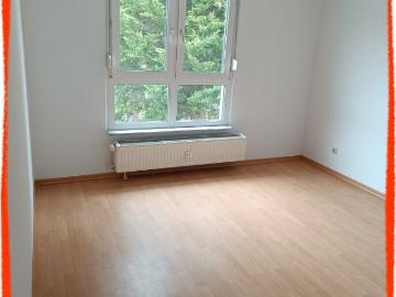 3 Zimmer Wohnung mit BALKON, gemütlich und kurze Wege zum ÖPNV sowie zum Einkaufen, in Zwickau Niederplanitz zu vermieten!