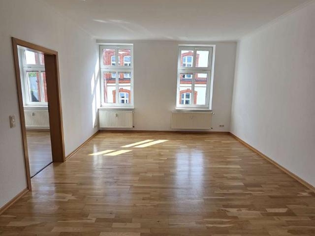 3 Zimmer Wohnung mit Balkon, Laminat, Einbauküche und Wannenbad