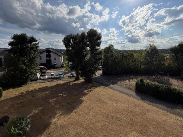 3 Zimmer Wohnung mit Balkon, schöner Aussicht und Einzelgarage in Schönaich