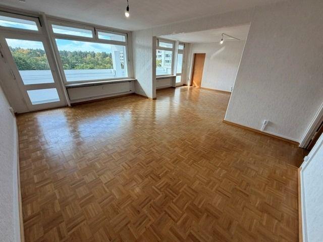 3 Zimmer Wohnung mit Balkon und großzügigem Wohn und Essbereich!