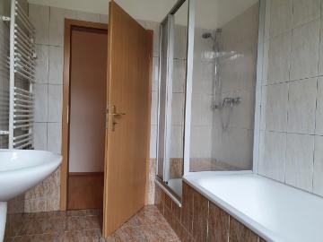 3 Zimmer Wohnung mit Dusche & Wanne & Balkon im 1. Obergeschoss