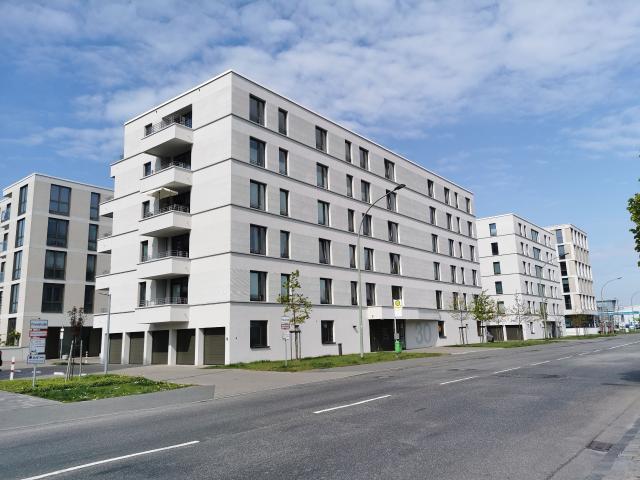 3 Zimmer Wohnung mit EBK, FBH & Balkon am neuen Hafen!