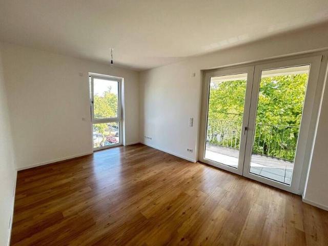 3 Zimmer Wohnung mit Einbauküche, großzügiger Loggia, Abstellraum & Keller! Kurzfristig verfügbar!