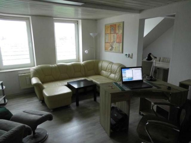 3 Zimmer Wohnung mit Einbauküche im 3.OG DG in ruhiger Randlage mit Blick auf das Landesgartenschaugelände! Gartennutzung ist möglich!