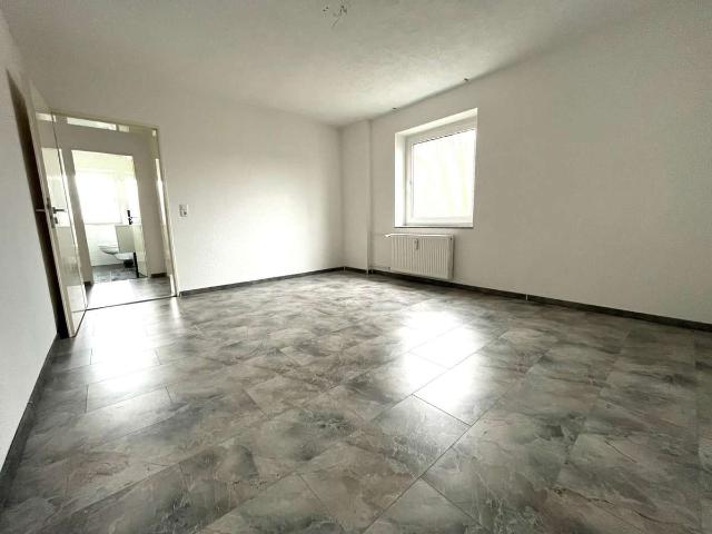 3 Zimmer Wohnung mit Einbauküche, Südbalkon und Stellplatz in zentraler Lage von Hof