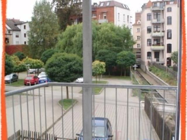 3 Zimmer Wohnung mit LAMINAT, BALKON und Tageslichtbad mit Wanne und Dusche zu vermieten!
