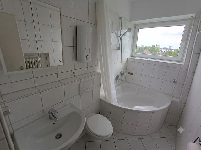 3 Zimmer Wohnung mit Sicht über die Bäume auf den Florianturm vom eigenen Balkon aus