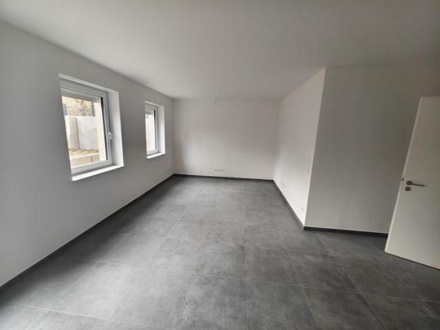 3 Zimmer Wohnung mit sonniger Terrasse und Aufzug in grüner Lage – nahe Tesla Bj. 2024 FUBOHZ