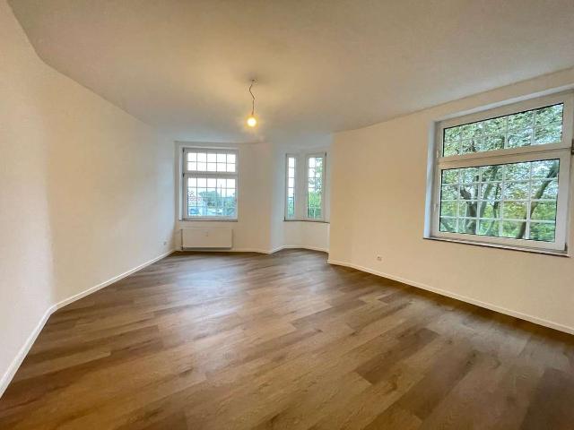 3 Zimmer Wohnung Frisch sanierte KDB, Ess und Wohnzimmer, 2 Schlafzimmer