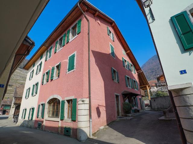 3 Zimmer Wohnung im ersten Stock eines Dorfgebäudes