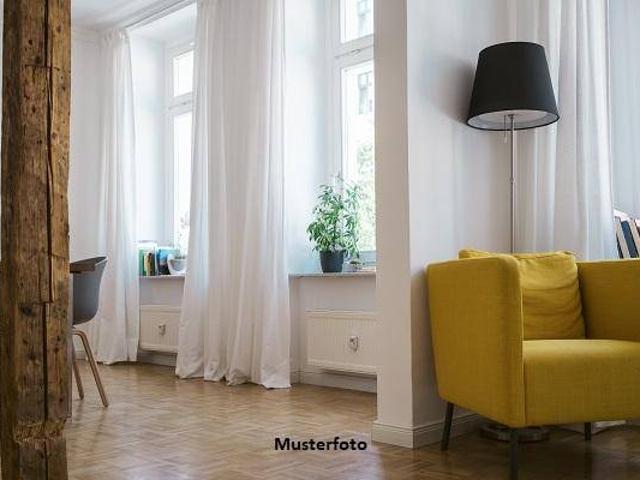 3 Zimmer Wohnung im 2. Obergeschoss mit Balkon