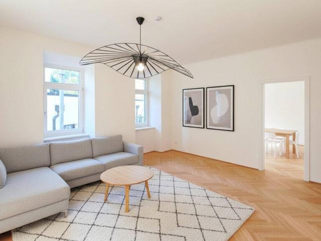 3 Zimmer Wohnung in direkter U Bahn Nähe 7 m² Freifläche über 3 Meter Raumhöhe