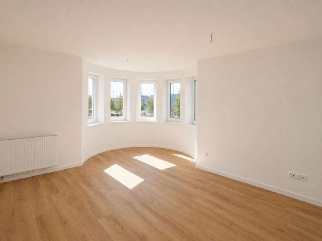 3 Zimmer Wohnung, tolles Eckwohnzimmer, Laminat, Badewanne
