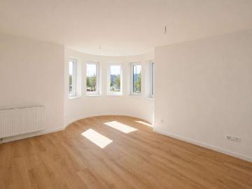 3 Zimmer Wohnung, tolles Eckwohnzimmer, Laminat, Badewanne
