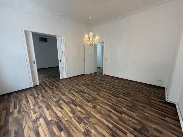 3 Zimmer Altbauwohnung mit Balkon und moderner Küche in zentraler Lage