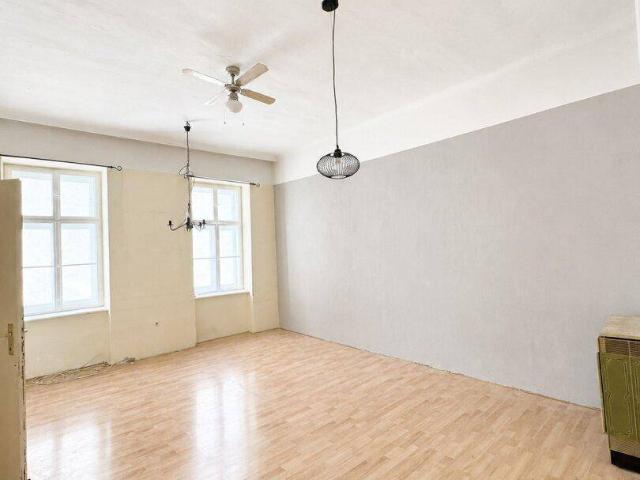 3 Zimmer Altbauwohnung mit Balkon und Gestaltungspotenzial in 1080 Wien