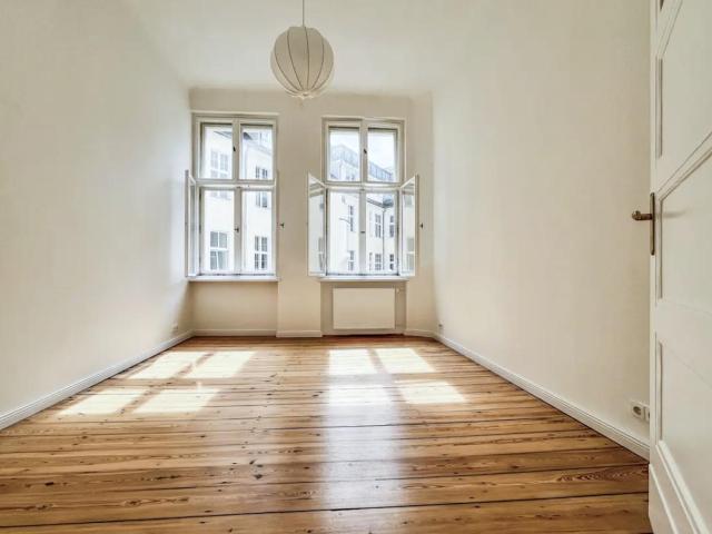3 Zimmer Altbauwohnung in Oberrad Renoviert und mit Küche!